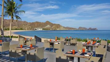 3 restaurants, spécialités Cuisine internationale