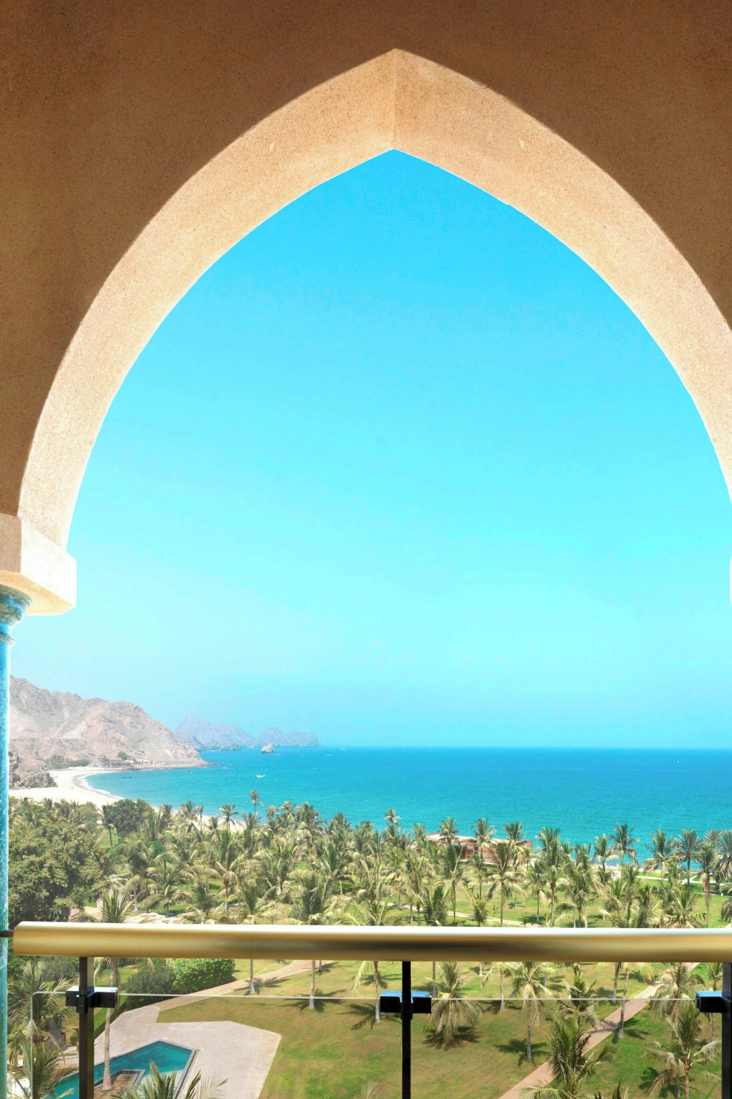 Un balcon avec vue sur une plage et l’océan.