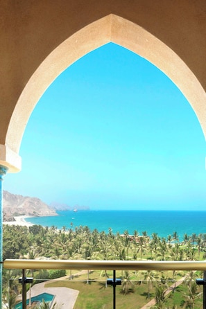Un balcón con vista a la playa y el océano.