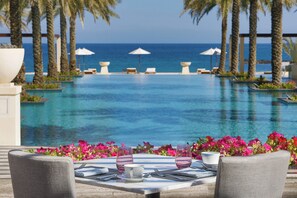5 outdoor pools, pool umbrellas, pool loungers