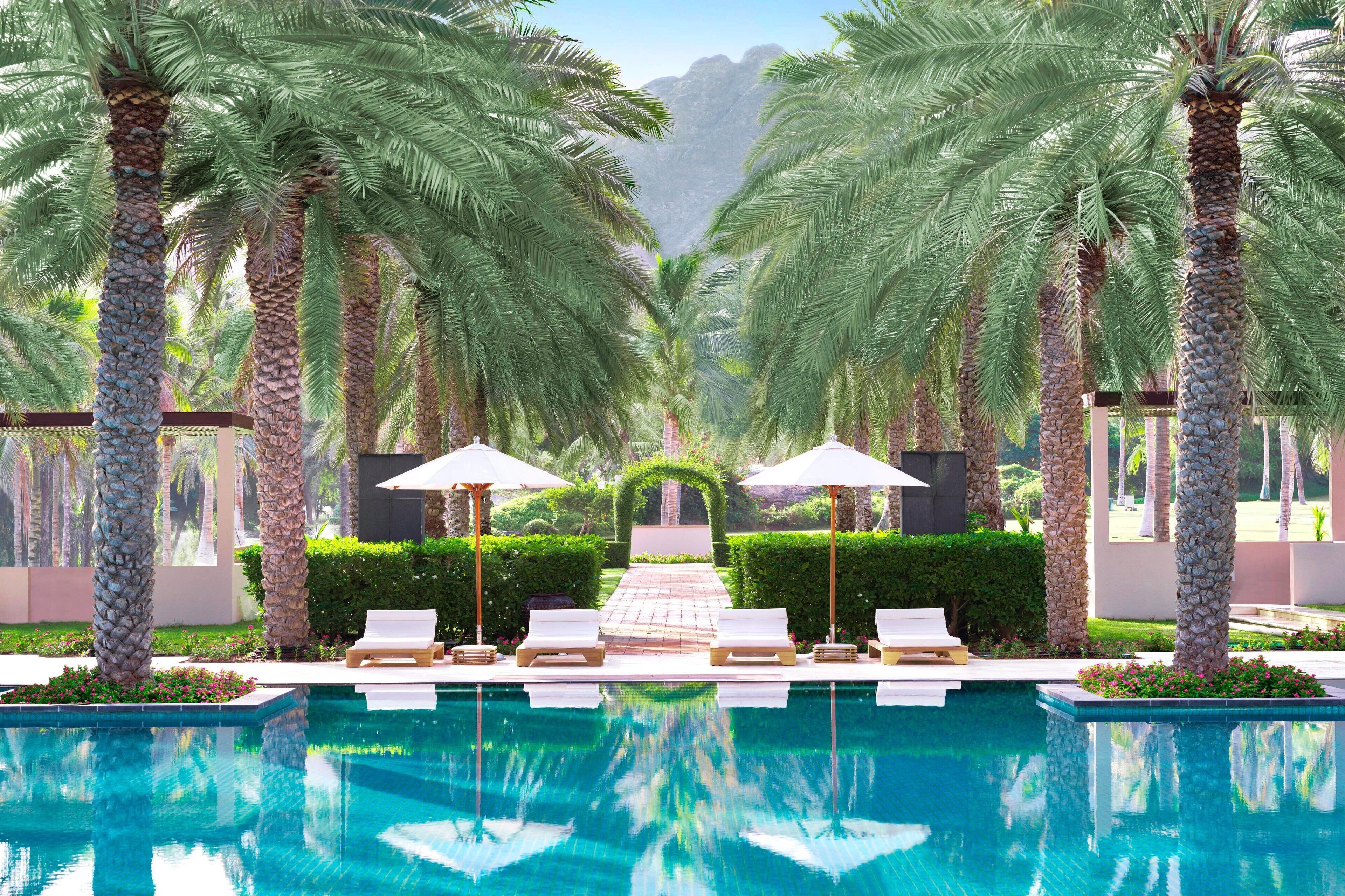 5 outdoor pools, pool umbrellas, pool loungers