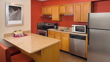 Suite, 2 slaapkamers, niet-roken | Privékeuken | Een koelkast, een magnetron, een oven, een kookplaat