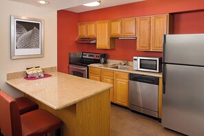 Suite, 2 habitaciones, para no fumadores | Cocina privada | Refrigerador, microondas, horno y parrilla de estufa 