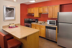 Suite, 2 habitaciones, no fumadores | Cocina privada | Frigorífico, microondas, horno y placa de cocina
