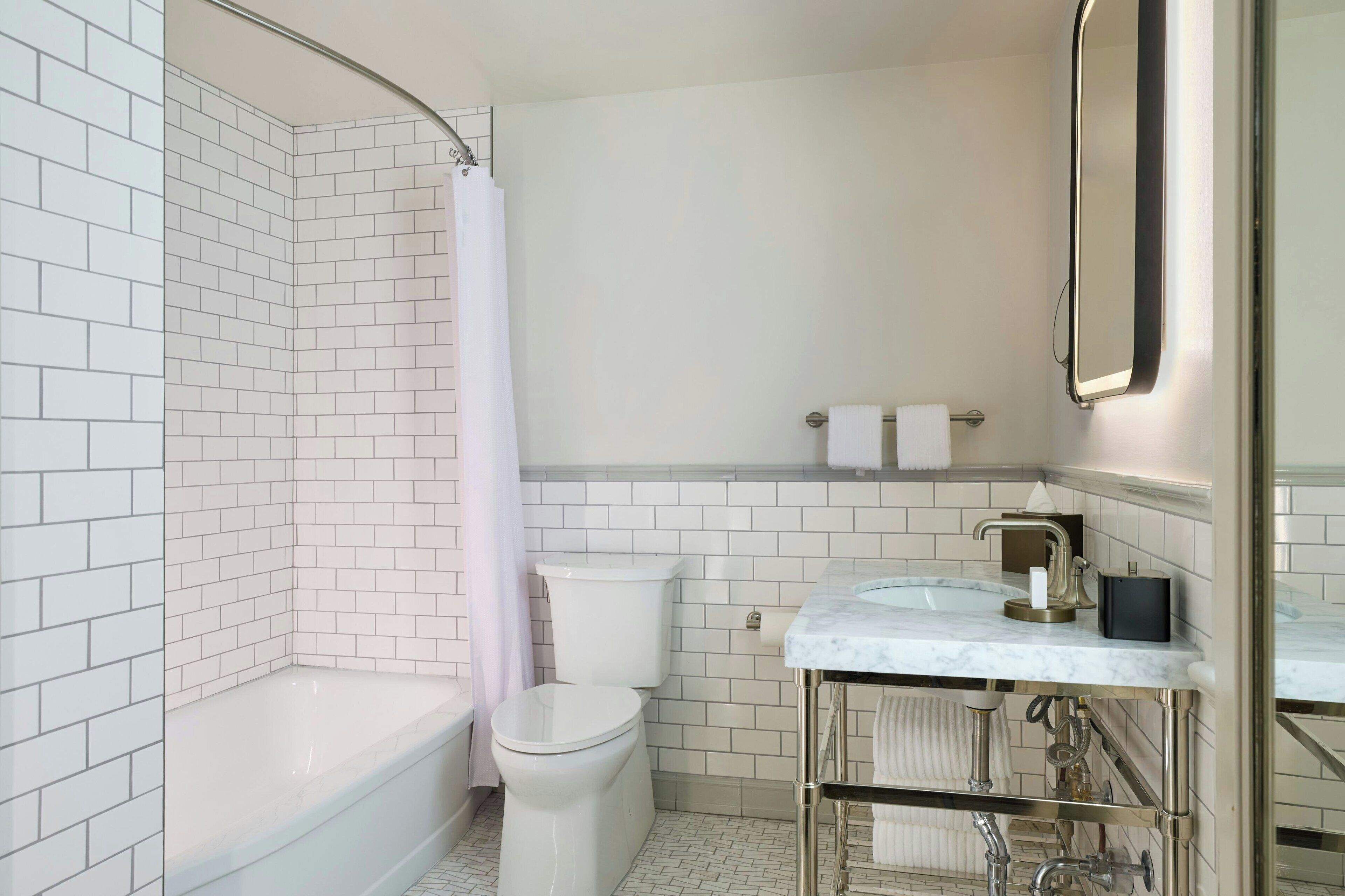 Une salle de bain moderne avec une baignoire, des toilettes et un lavabo.