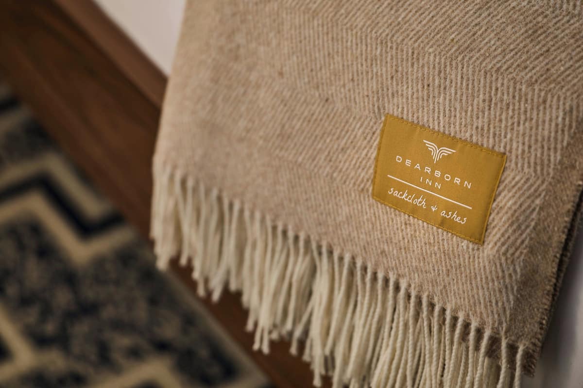 Ylelliset vuodevaatteet, tallelokero huoneessa, pimennysverhot