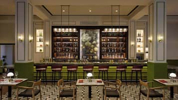 2 restaurants; breakfast, lunch, and dinner served