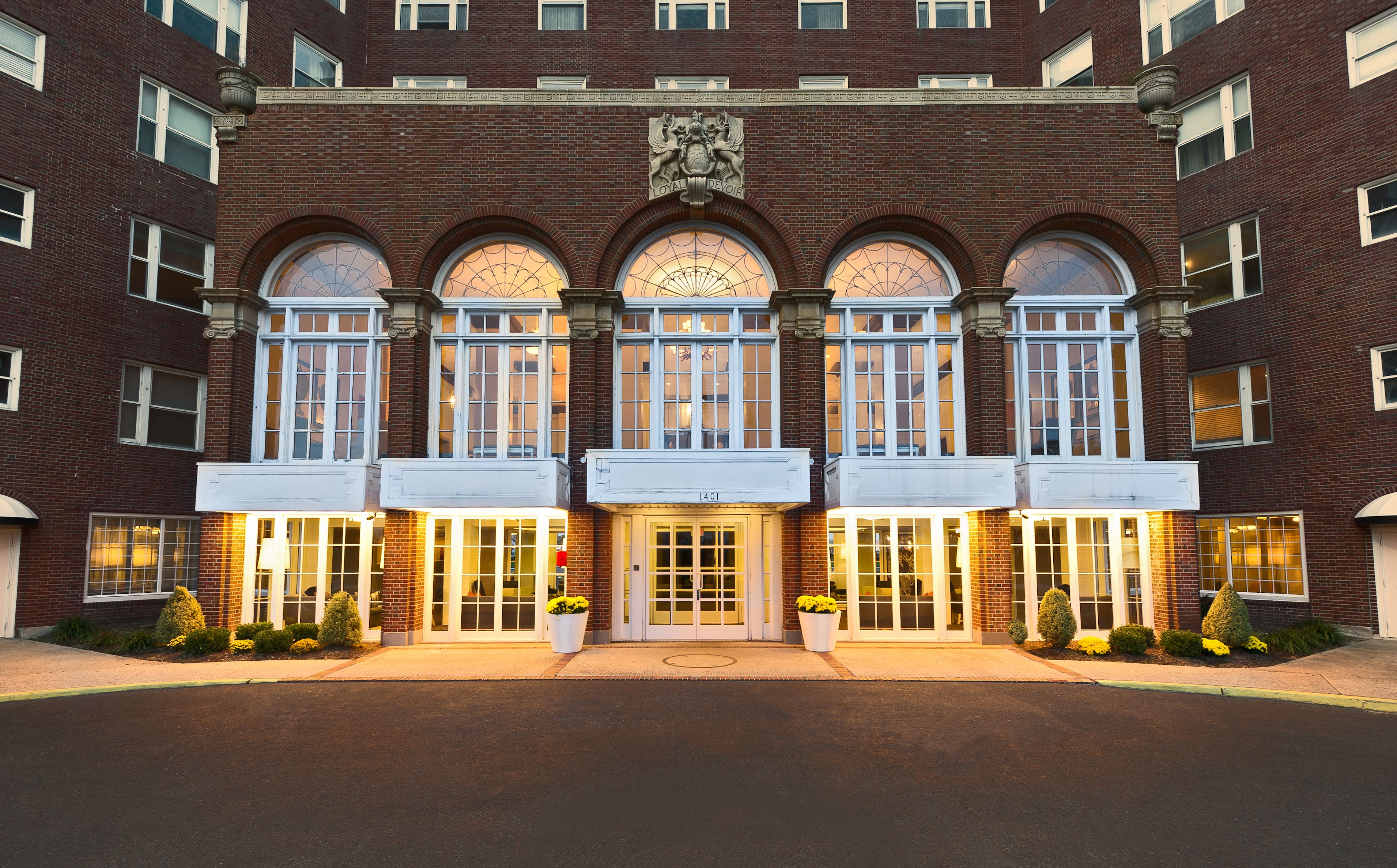 住宿正面 - 傍晚/夜晚