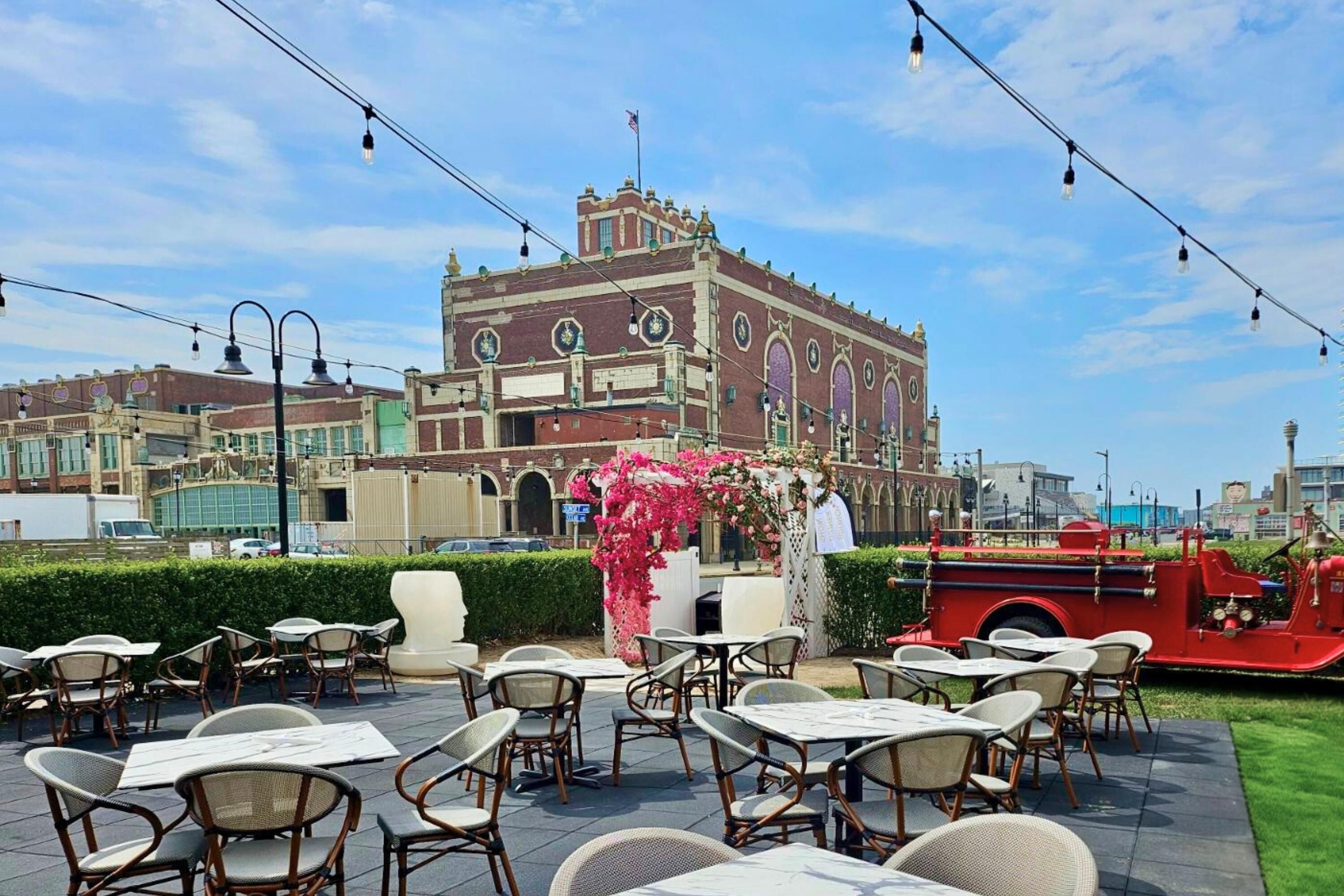 3 间餐厅，供应早餐、午餐和晚餐，美洲菜