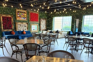 3 restaurants; breakfast, lunch, dinner, and brunch served