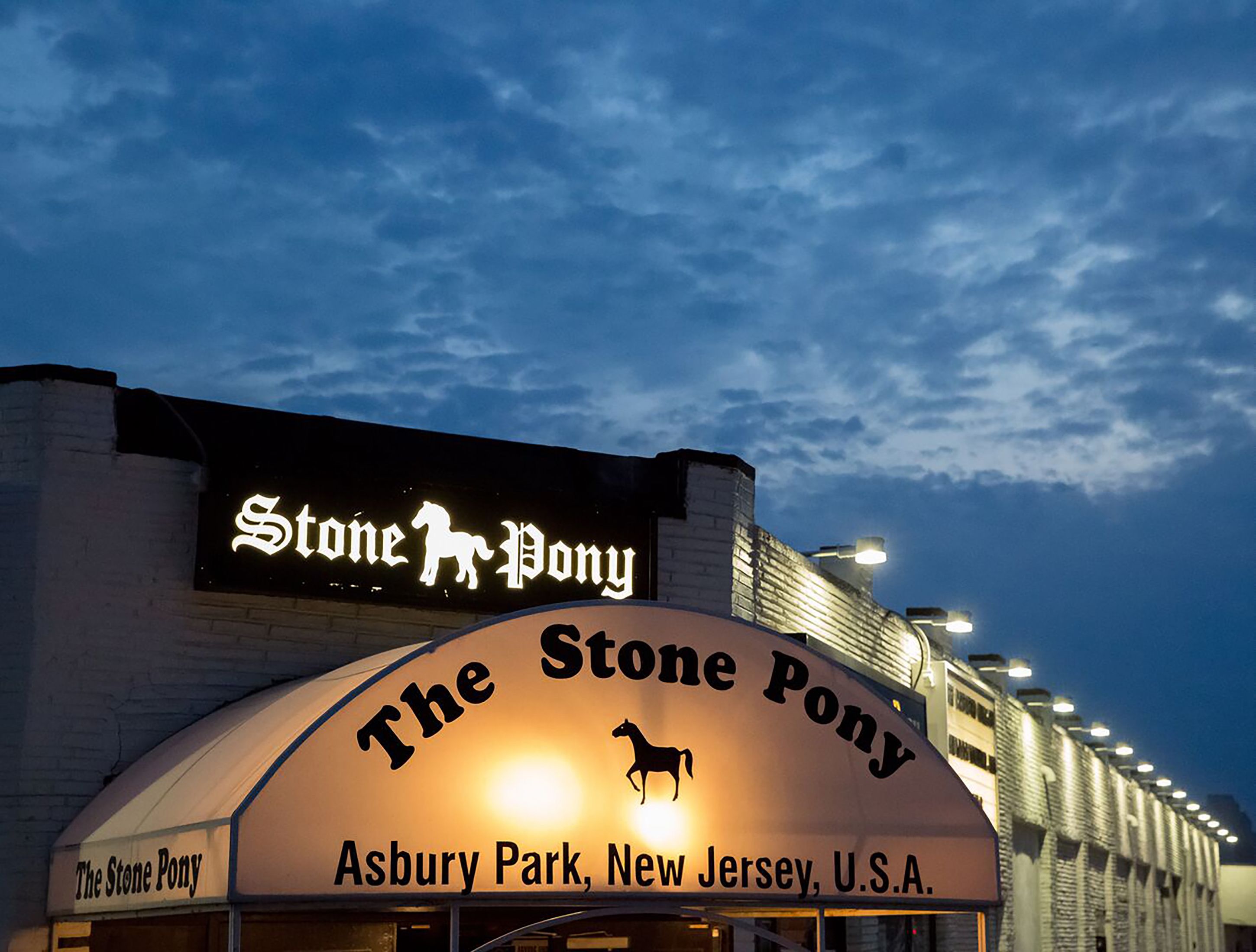 L'edifici de The Stone Pony amb un cartell que diu: The Stone Pony, Asbury Park, New Jersey, U.S.A.
