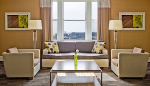 Sengetøy av topp kvalitet, dundyner og safe på rommet