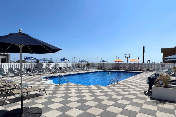 Sesongbasert utendørsbasseng og bassengtelt (mot betaling)