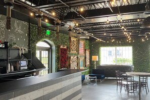 2 quầy bar/khu lounge, bar thể thao 