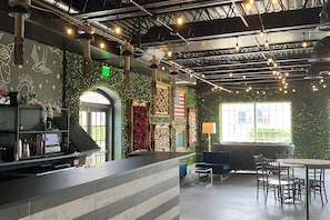 2 quầy bar/khu lounge, bar thể thao