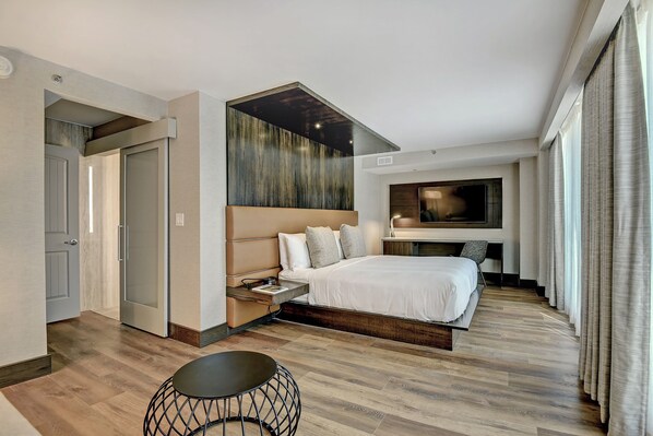 In-room safe, desk, iron/ironing board, free cots/infant beds - Marriott Tulsa Hotel Southern Hills (Tulsa)