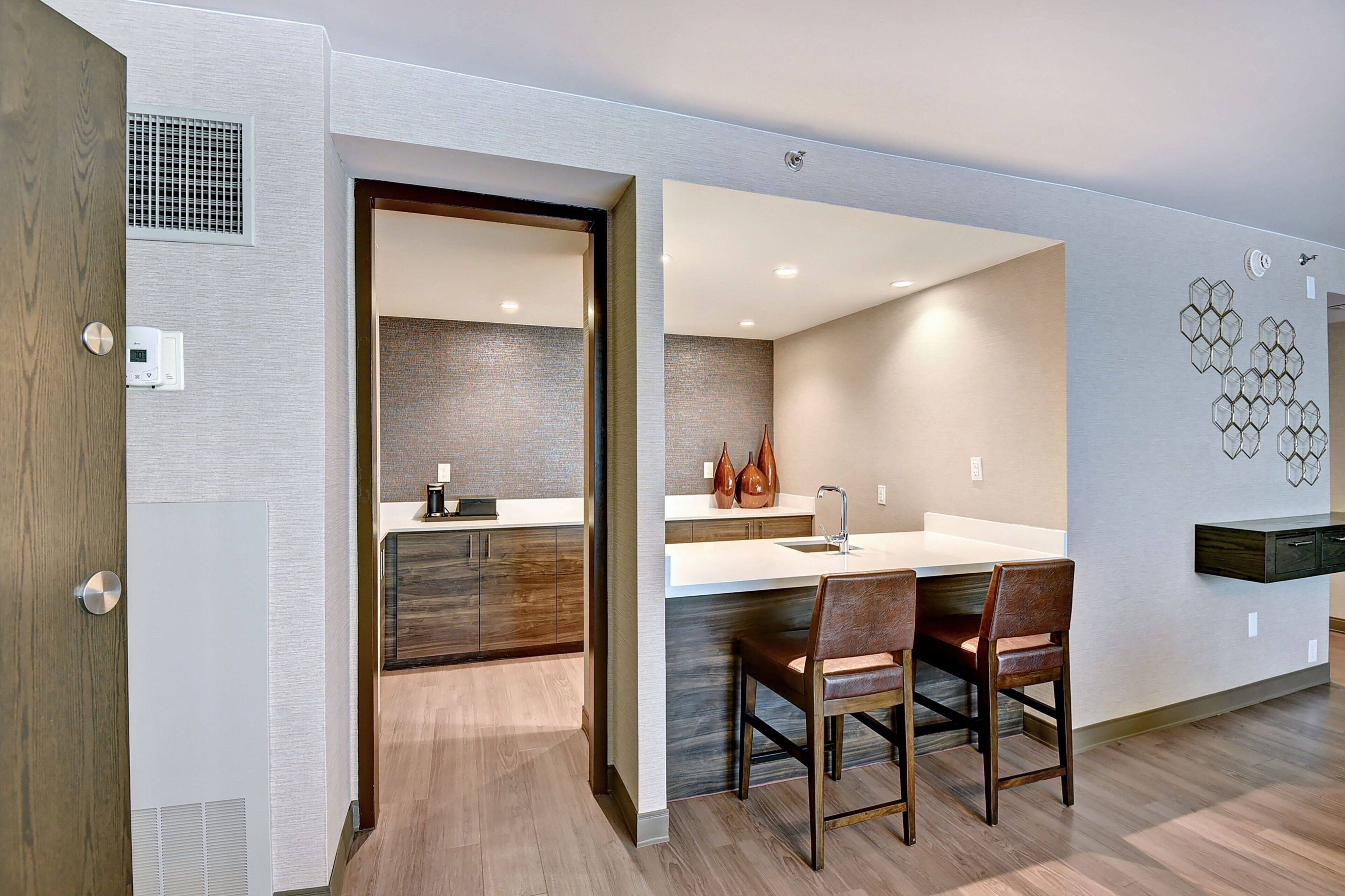 Caja de seguridad en la habitación y escritorio 