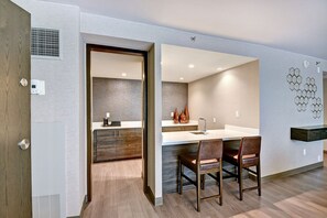 In-room safe, desk, iron/ironing board, free cots/infant beds - Marriott Tulsa Hotel Southern Hills (Tulsa)