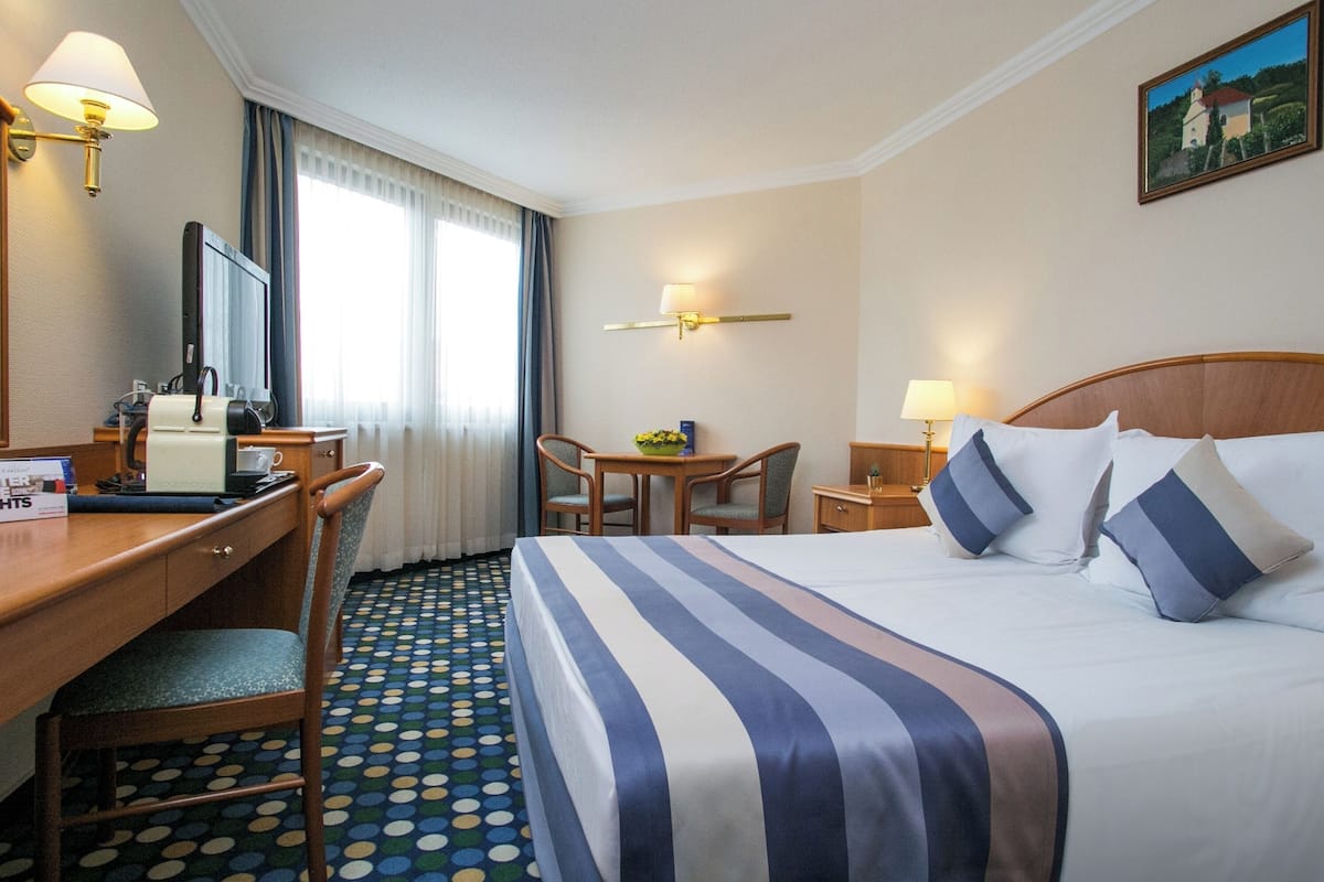1 habitación, ropa de cama hipoalergénica y minibar