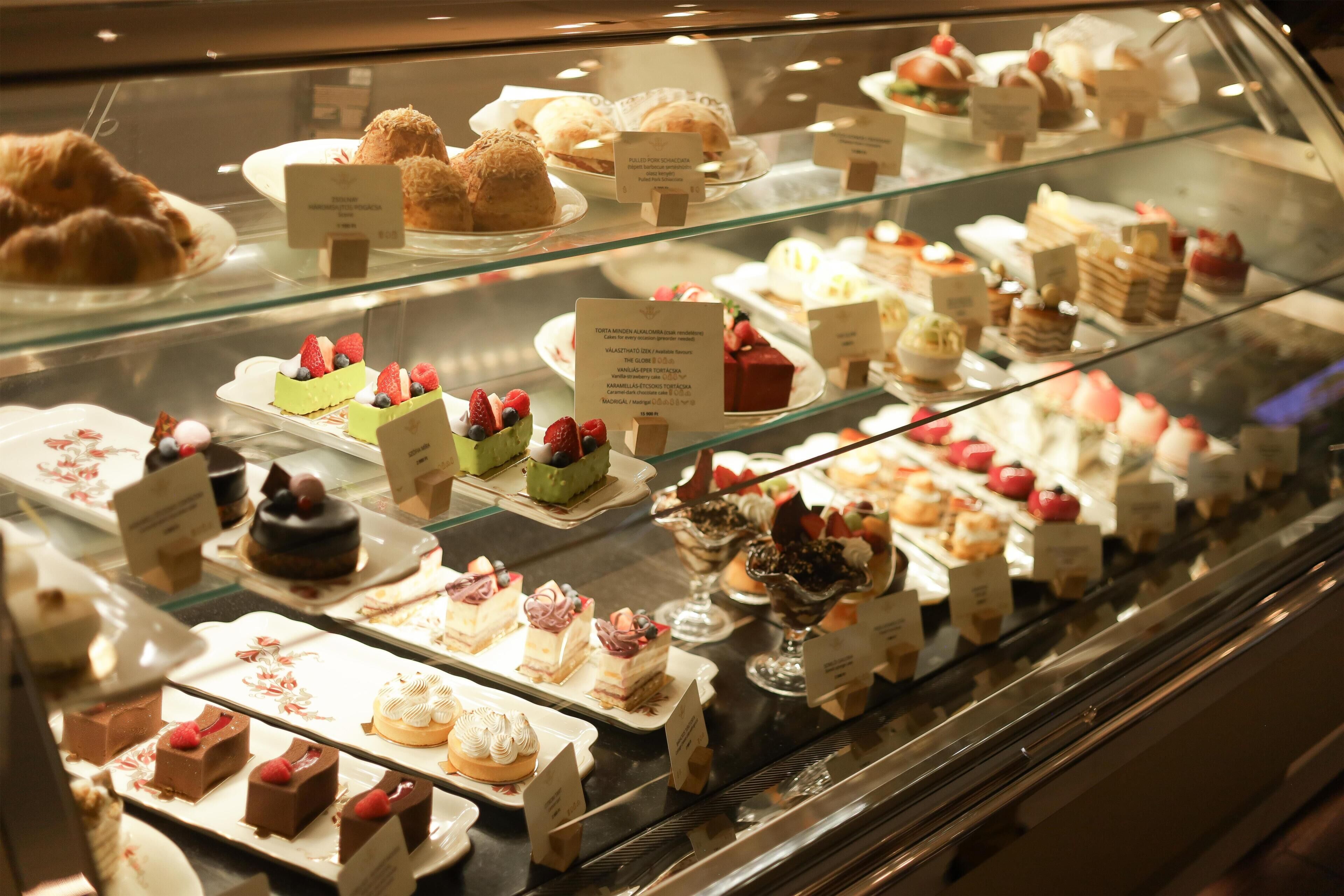 Una vitrina con diversos postres y pasteles.