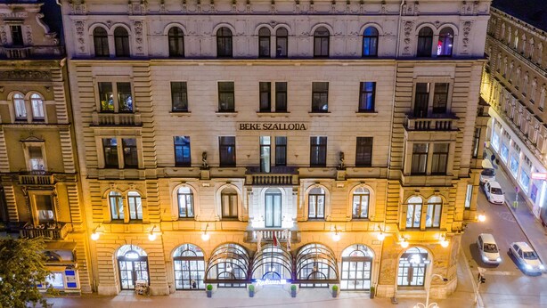 A historic building with the name "BERE SZÁLLÓDA" at the entrance, featuring a grand facade with multiple arches and a symmetrical design. - Radisson Blu Beke Hotel, Budapest (Budapest)