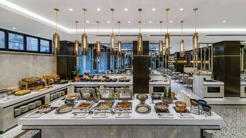 Desayuno buffet diario (EUR 23 por persona)