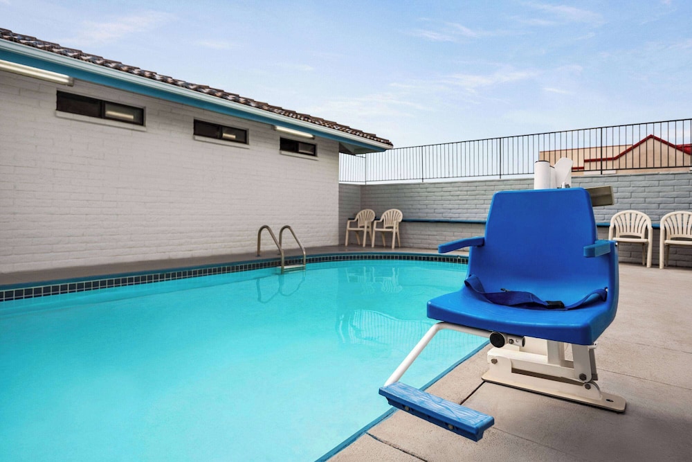 CLOSED - Red Roof Inn Kingman by null