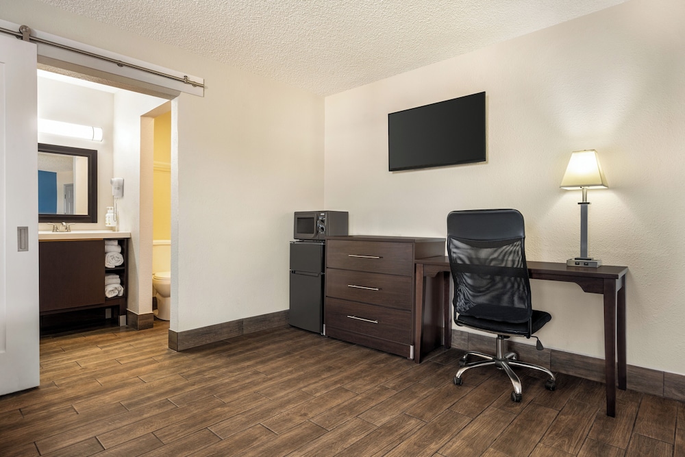 CLOSED - Red Roof Inn Kingman by null
