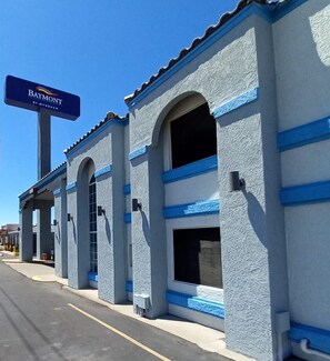 A building with a sign reading "Baymont by Wyndham". - Baymont by Wyndham Kingman (Kingman)