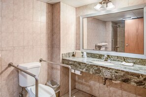 Suite Deluxe, 1 très grand lit, accessible aux personnes à mobilité réduite, non-fumeur | Salle de bain accessible aux personnes à mobilité réduite