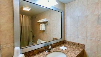Combined shower/bathtub, free toiletries