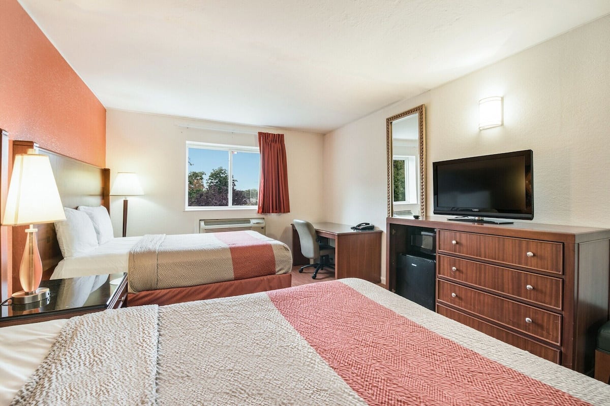 Skrivebord, blendingsgardiner og sengetøy