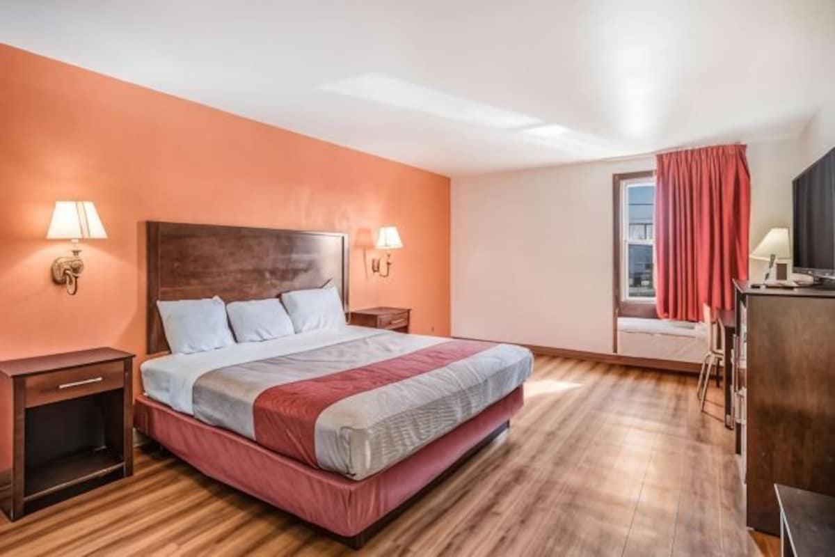 King Room with 1 King Bed, Hot Tub, Micfridge-Non-Smoking