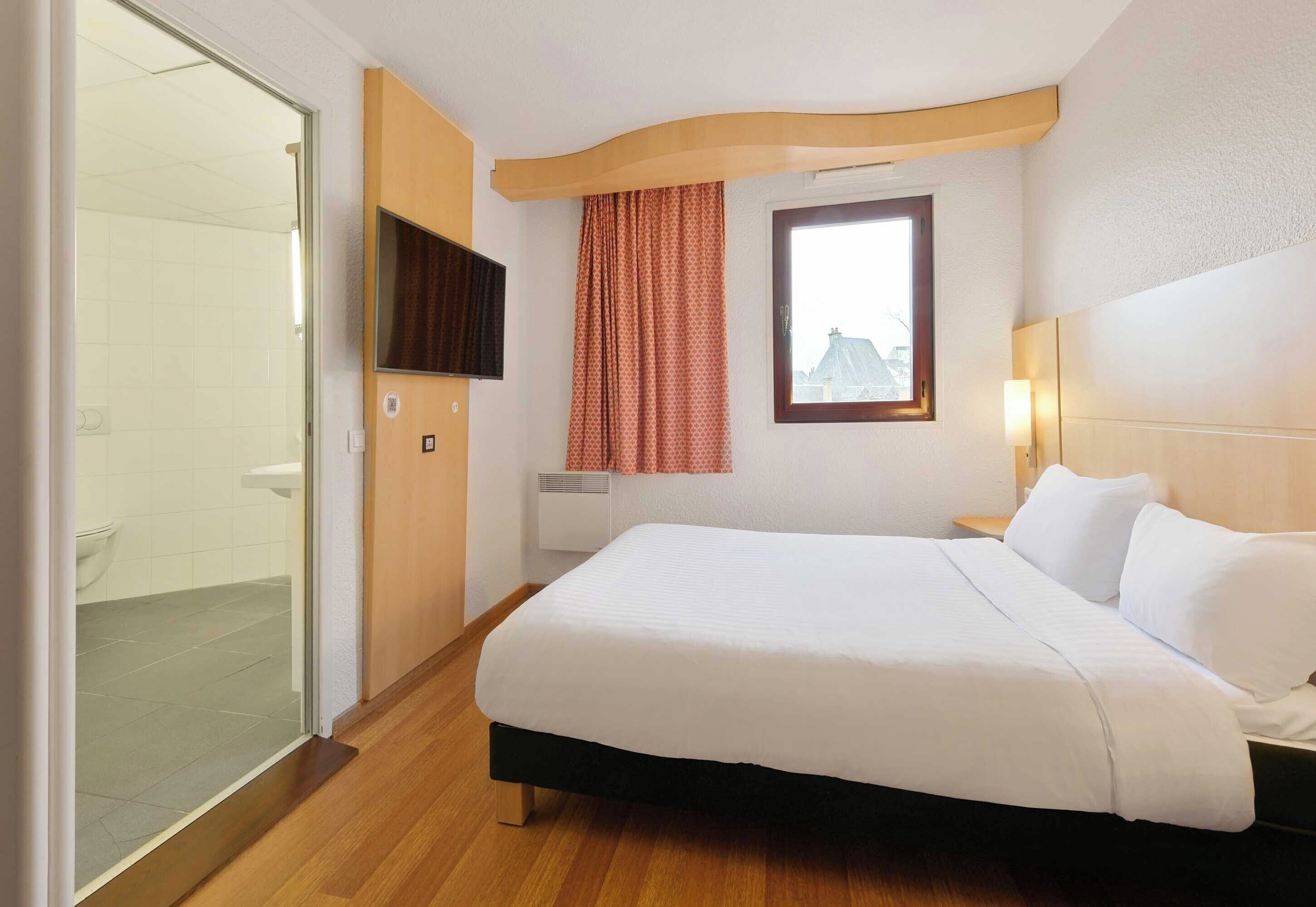 standard double room, mobility accessible, non smoking | desk, laptop workspace, blackout curtains, soundproofing