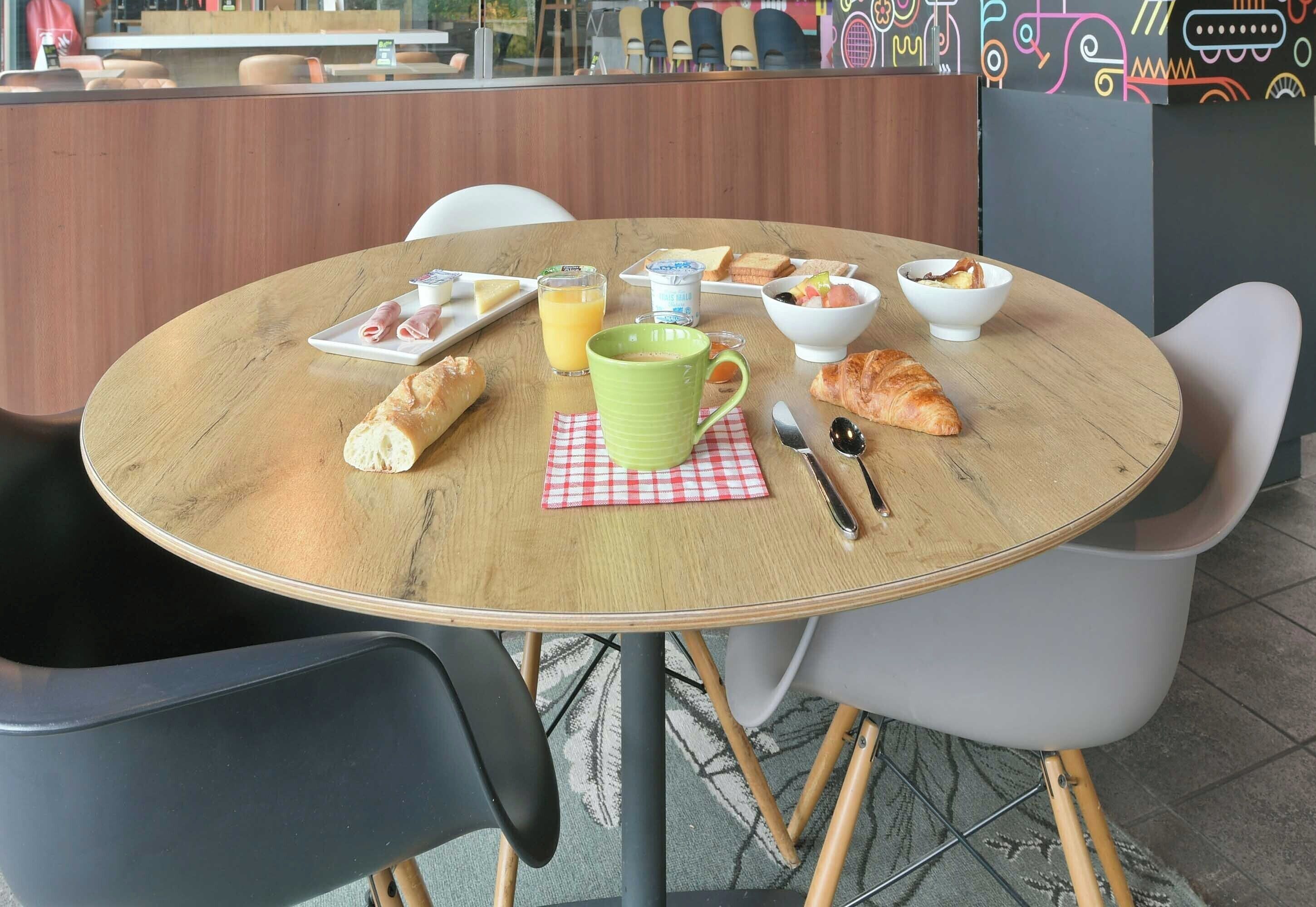 daily buffet breakfast for a fee