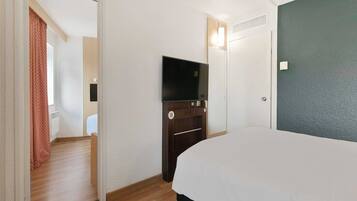 Bureau, espace de travail pour ordinateur portable, rideaux occultants