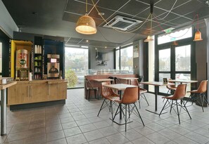 Dîner et brunch servis sur place, restauration en plein air 