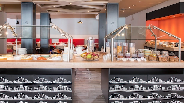 Un espace buffet proposant une variété de plats et d'ustensiles.