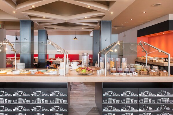 Petit déjeuner buffet (15.50 EUR par personne)