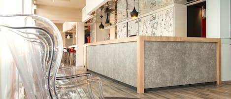 Bar-salon dans le hall