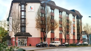 Un hôtel à plusieurs étages au design moderne, dont la façade est ornée d’un logo bien visible.