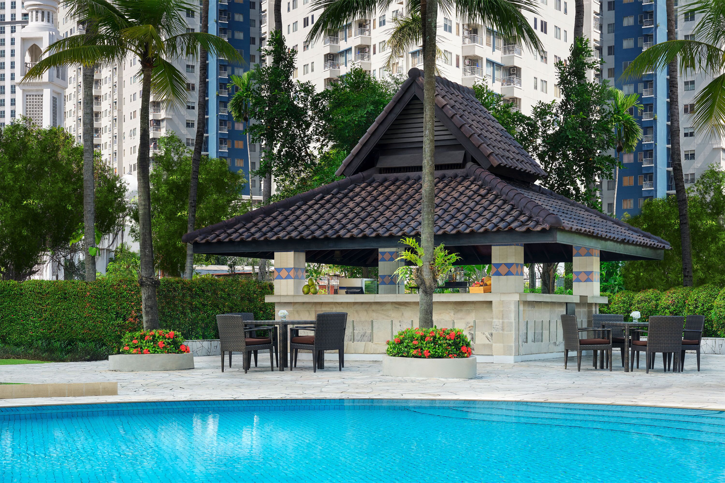 Außenpool, Sonnenschirme, Liegestühle