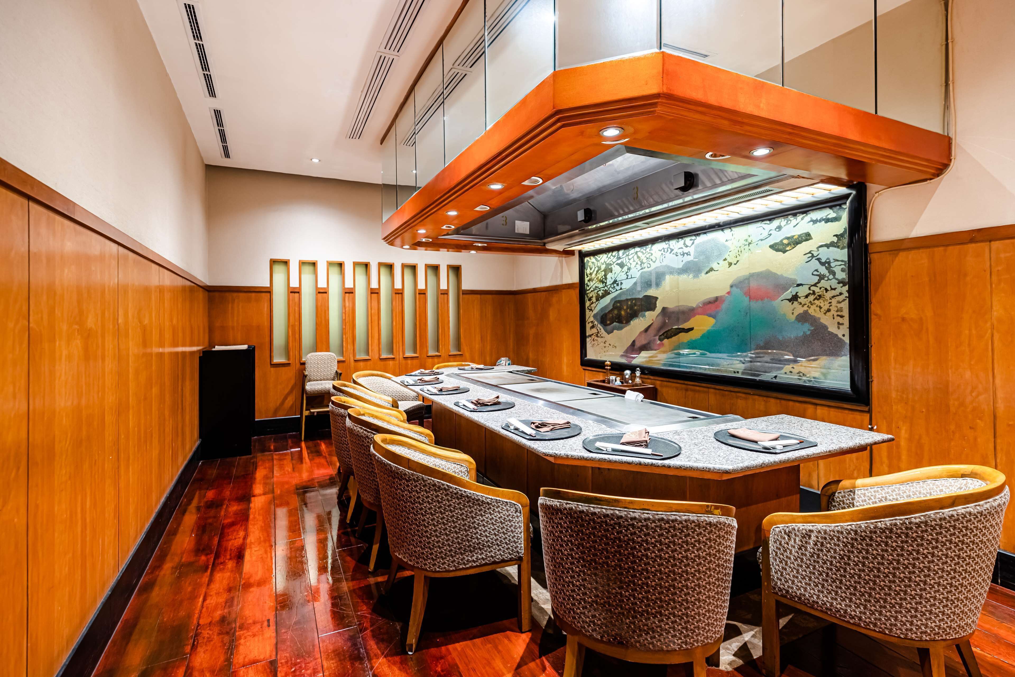 4 restaurants, breakfast, lunch, dinner served; international cuisine