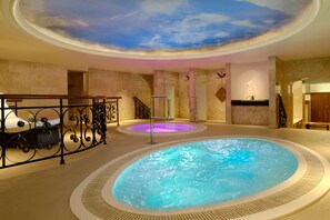 Indoor spa tub