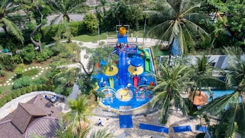 Een buitenzwembad, parasols voor strand/zwembad