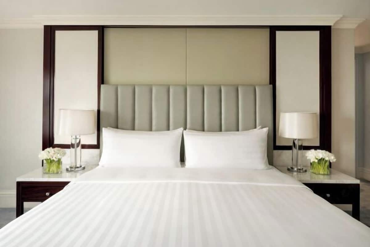 Literie de qualité, couette en duvet, lit avec matelas à plateau-coussin