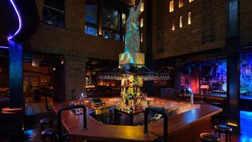 3 Bars/Lounges, Poolbar