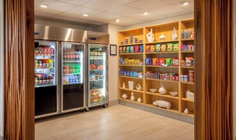 Un área de venta automática con varios estantes llenos de diferentes productos.