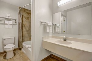 Habitación Deluxe, 1 cama de matrimonio grande, accesible para personas con discapacidad | Baño | Toallas