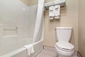 Premium bedding, desk, iron/ironing board, free cribs/infant beds - Quality Inn Hays I-70 (Hays)